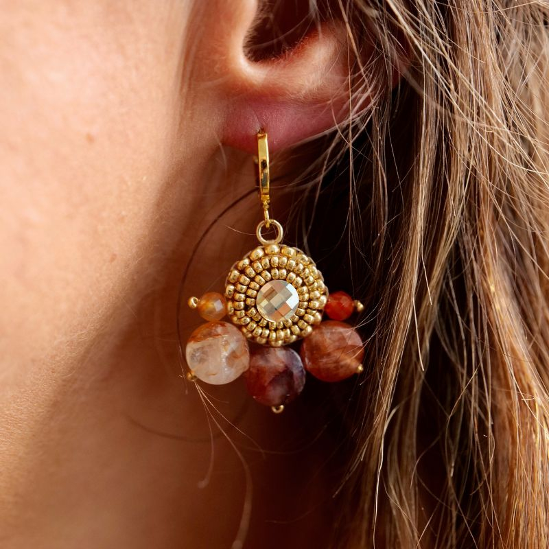 Boucles Suzanne en cornaline, faites main en France, pour une touche rétro et pleine de vitalité.