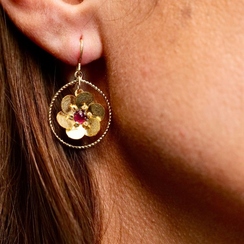 Boucles Lili en grenat, longues et élégantes, faites main.
