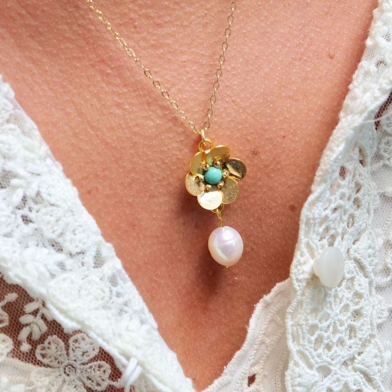 Collier Albane avec cabochon de turquoise et broderie en sequins.
