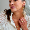 Un collier fait main, idéal pour ajouter une touche lumineuse à vos tenues.
