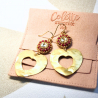 Boucles d’oreilles cœur doré martelé et cabochon rose brodé – bijoux artisanaux made in France.