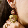 Thelma Rose : boucles d’oreilles élégantes et féminines, brodées à la main avec perles de verre.