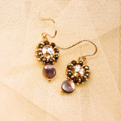 Boucles Lisa en pyrite et nacre grise – bijou artisanal brodé à la main en France.