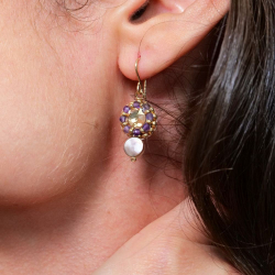 Boucles Lisa améthyste et nacre grise – bijou brodé artisanal fait main en France.