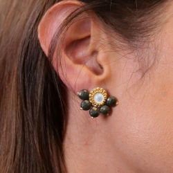 Bijoux créateur français – boucles artisanales en pyrite et nacre classique.
