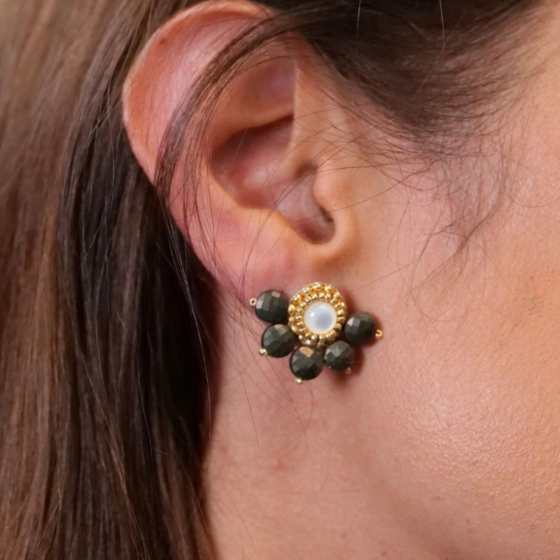 Bijoux créateur français – boucles artisanales en pyrite et nacre classique. Bijoux créateur français – boucles artisanales en pyrite et nacre classique.