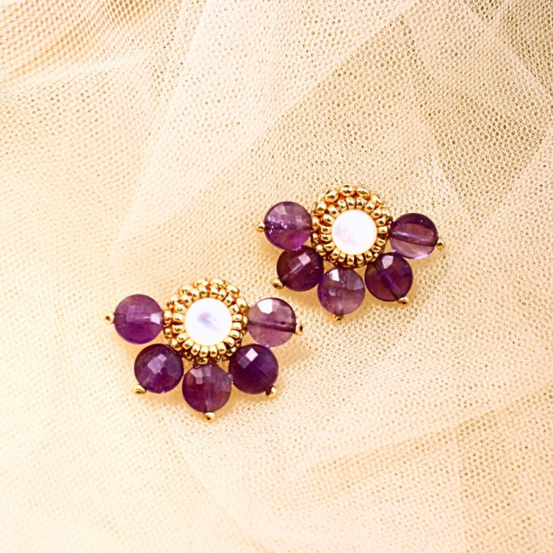 Boucles Daphné en améthyste et nacre – bijou artisanal brodé à la main en France.