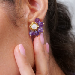 Boucles d’oreilles discrètes et originales, modèle Daphné en améthyste brodée main.