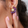 Boucles d’oreilles discrètes et originales, modèle Daphné en améthyste brodée main.