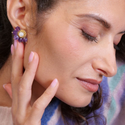 Boucles artisanales Daphné en améthyste et nacre – idée cadeau raffiné pour Noël.