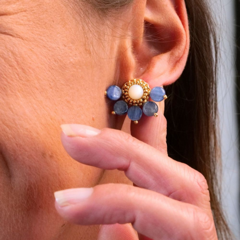 Boucles Daphné en cyanite et nacre – bijou artisanal brodé main en France. Boucles Daphné en cyanite et nacre – bijou artisanal brodé main en France.