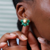 Boucles puces Daphné en onyx vert, élégantes et discrètes.