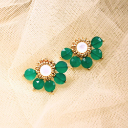 Boucles Daphné en onyx vert et nacre – bijou artisanal brodé main en France.