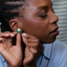 Bijoux créateur français – boucles artisanales en onyx vert et nacre classique.