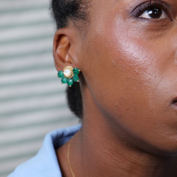Boucles artisanales Daphné en onyx vert et nacre – bijou intemporel, parfait cadeau.