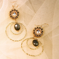 Boucles d’oreilles pendantes Pénélope en pyrite et cristal – élégance affirmée.