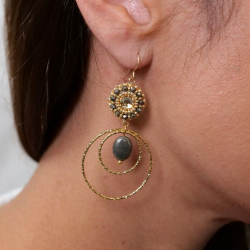 Boucles Pénélope brodées en pyrite – bijou fait main, original et raffiné.