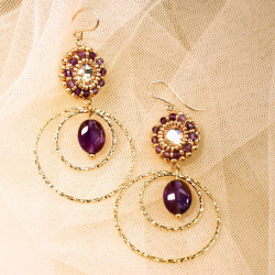 Pénélope, boucles artisanales en améthyste et or fin – modèle lumineux.