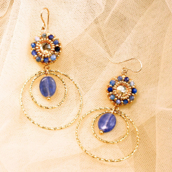 Boucles Pénélope en cyanite – bijou artisanal brodé à la main en France.