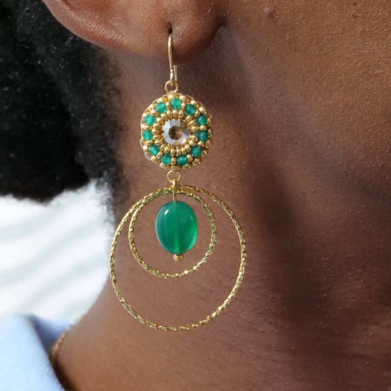 Bijoux artisanaux Pénélope – boucles créateur en onyx vert et or fin. Bijoux artisanaux Pénélope – boucles créateur en onyx vert et or fin.