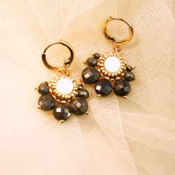 Boucles dormeuses Suzie – élégantes et affirmées en pyrite et nacre.