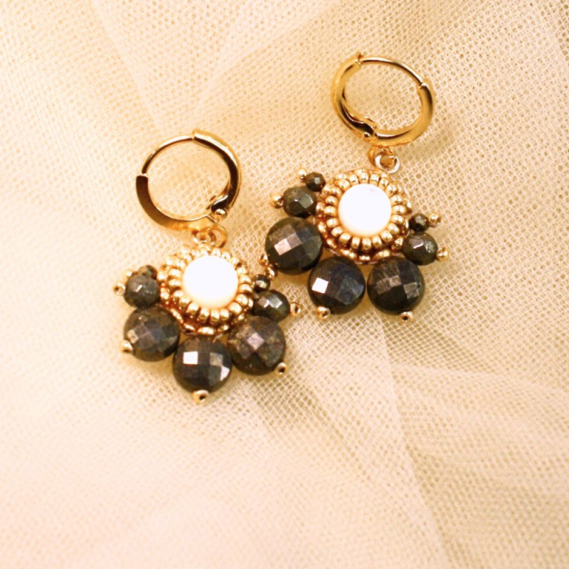 Boucles dormeuses Suzie – élégantes et affirmées en pyrite et nacre. Boucles dormeuses Suzie – élégantes et affirmées en pyrite et nacre.