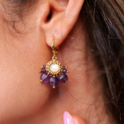 Boucles Suzie en améthyste et nacre – bijou artisanal brodé à la main en France.