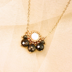 Collier Suzette en pyrite et nacre – bijou artisanal brodé main en France.