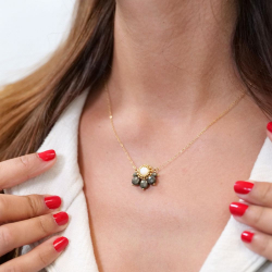 Collier Suzette en pyrite et nacre – bijou fait main, affirmé et élégant.