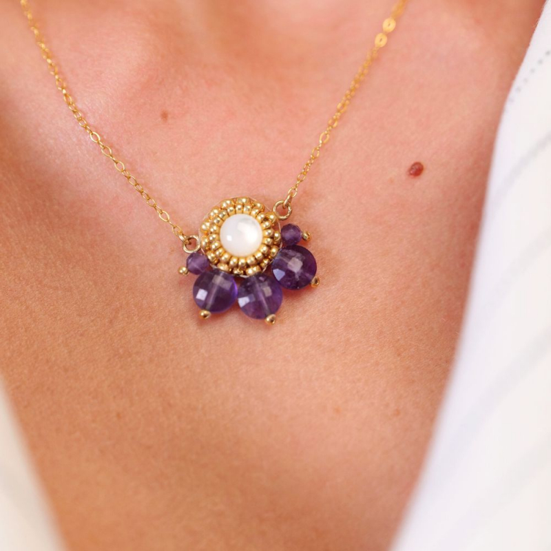 Collier Suzette en améthyste et nacre – bijou artisanal brodé main en France. Collier Suzette en améthyste et nacre – bijou artisanal brodé main en France.