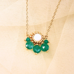 Collier Suzette en onyx vert et nacre – bijou artisanal brodé à la main en France.