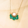 Collier Suzette en onyx vert et nacre – bijou artisanal brodé à la main en France.