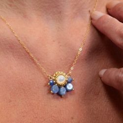 Collier Suzette en cyanite et nacre – bijou artisanal brodé main en France.
