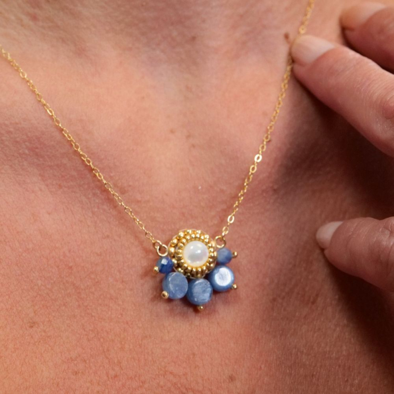 Collier Suzette en cyanite et nacre – bijou artisanal brodé main en France. Collier Suzette en cyanite et nacre – bijou artisanal brodé main en France.