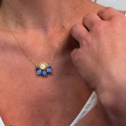 Collier Suzette en cyanite et nacre – bijou fait main, lumineux et raffiné.