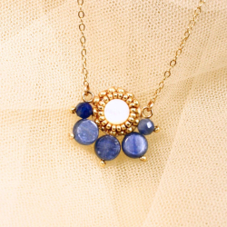 Collier créateur Suzette – élégant et singulier en cyanite et nacre.