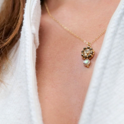 Collier créateur Lison – raffiné et lumineux en pyrite et nacre grise