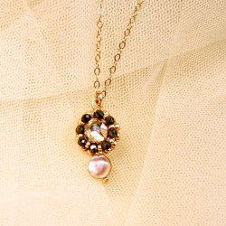 Collier Lison en pyrite et nacre grise – bijou artisanal brodé main en France