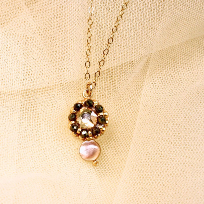 Collier Lison en pyrite et nacre grise – bijou artisanal brodé main en France Collier Lison en pyrite et nacre grise – bijou artisanal brodé main en France