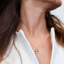 Collier artisanal Lison – cabochon brodé et pampille en nacre grise