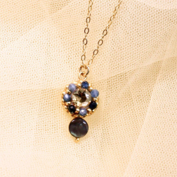 Collier créateur Lison – délicat et singulier en cyanite et nacre grise