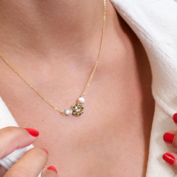 Collier Ludivine – cabochon brodé et perles en pyrite et nacre grise