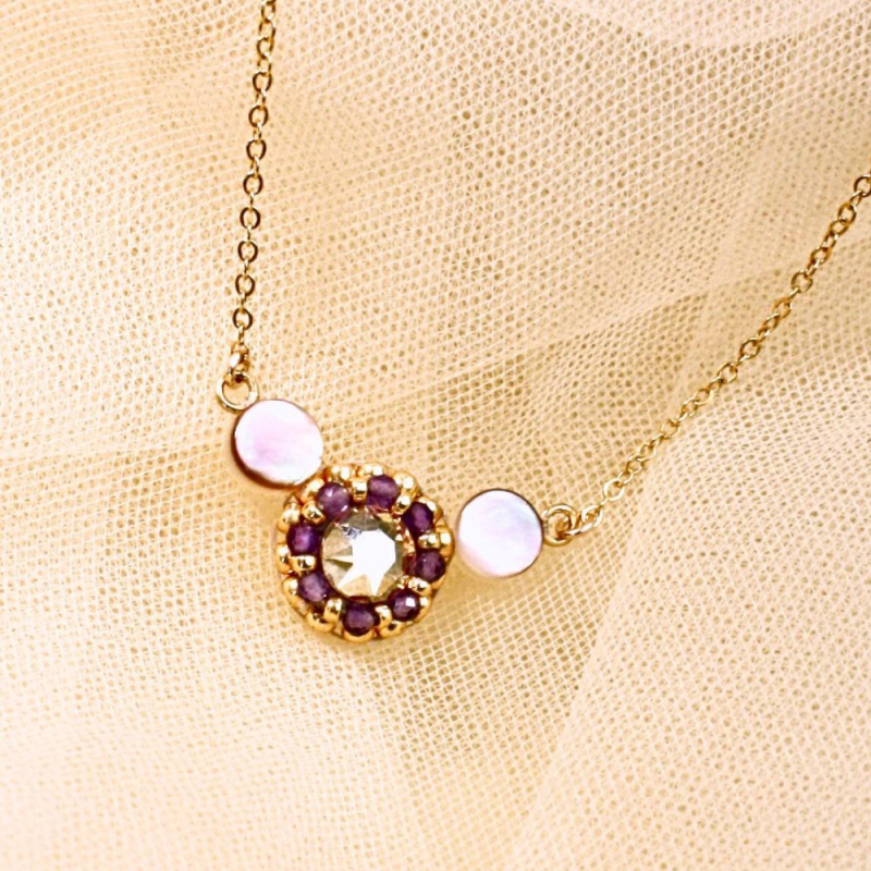 Collier Ludivine en améthyste et nacre grise – bijou artisanal brodé main en France