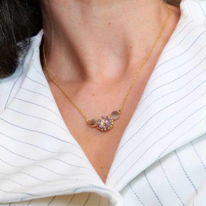 Collier Ludivine – cabochon brodé et perles en améthyste et nacre grise