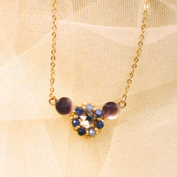 Collier créateur Ludivine – poétique et singulier en cyanite et nacre grise