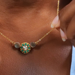 Collier Ludivine en onyx vert et nacre grise – bijou artisanal brodé main en France