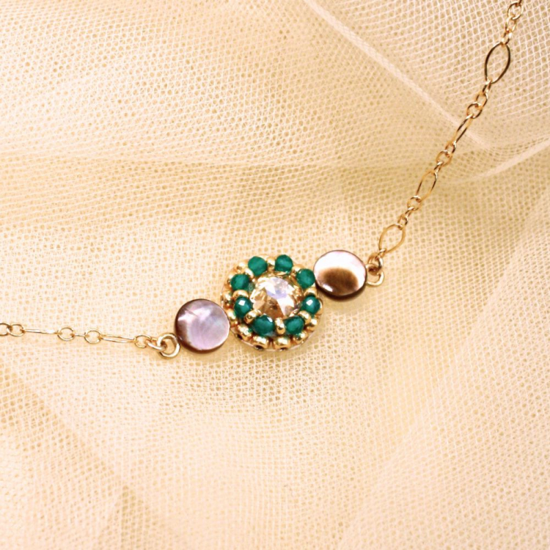 Bracelet Lisette en onyx vert et nacre grise – bijou artisanal brodé main en France