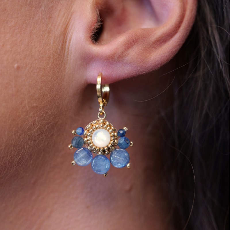 Boucles Suzie en cyanite et nacre – bijou artisanal brodé main en France.