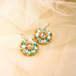 Boucles Iris en amazonite brodées à la main – bijou artisanal français