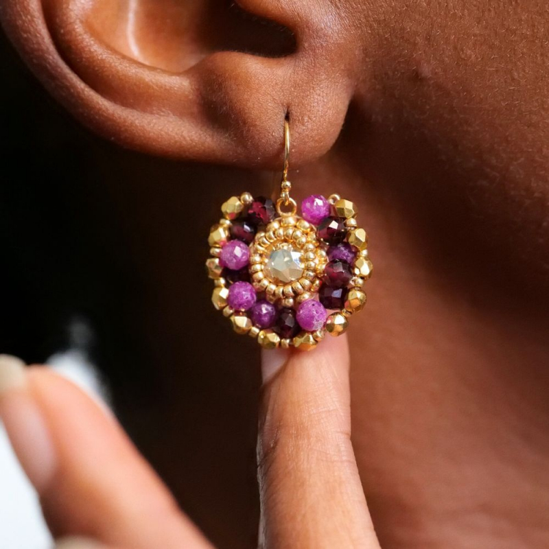 Boucles Iris grenat rubis – bijou brodé à la main